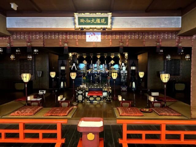 蓮台寺の堂内を広く見た写真
