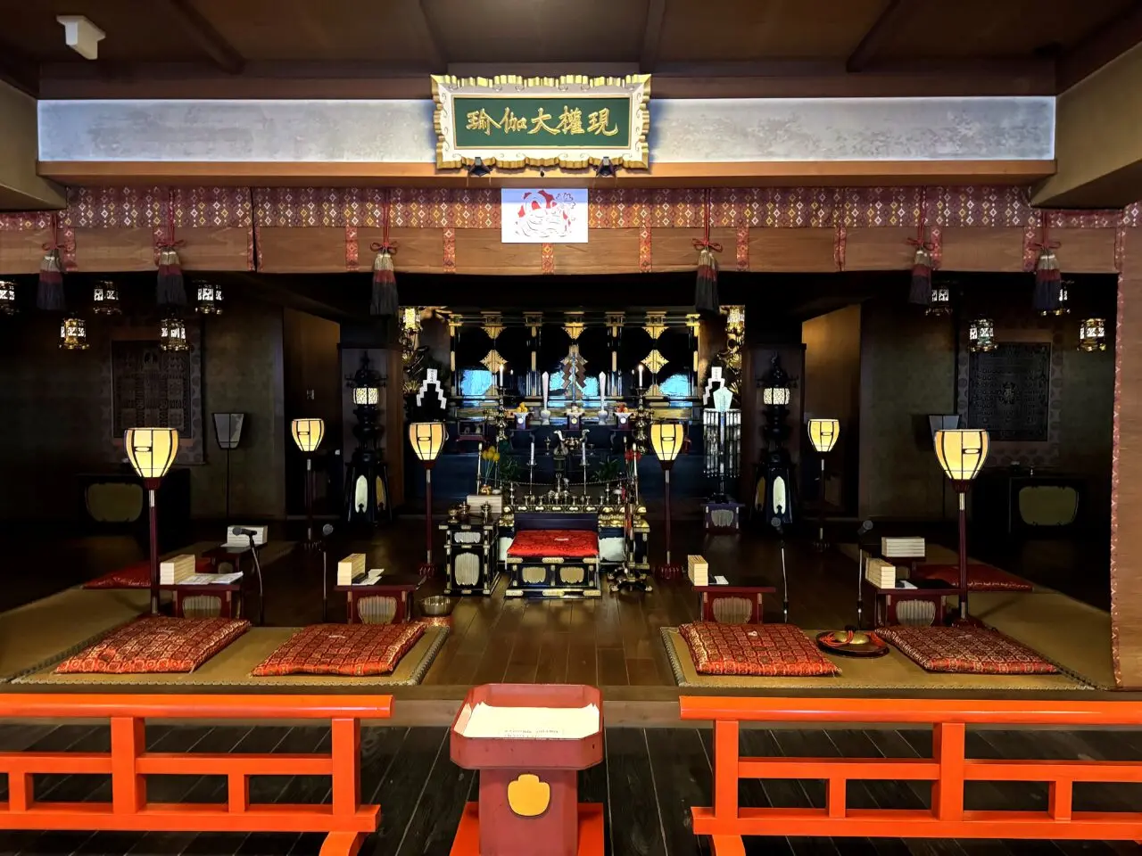 蓮台寺の堂内を広く見た写真