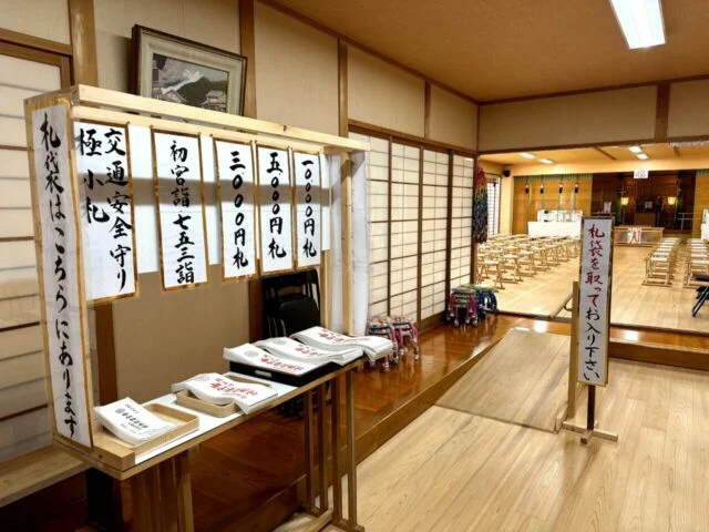 館内に並ぶ展示と案内札