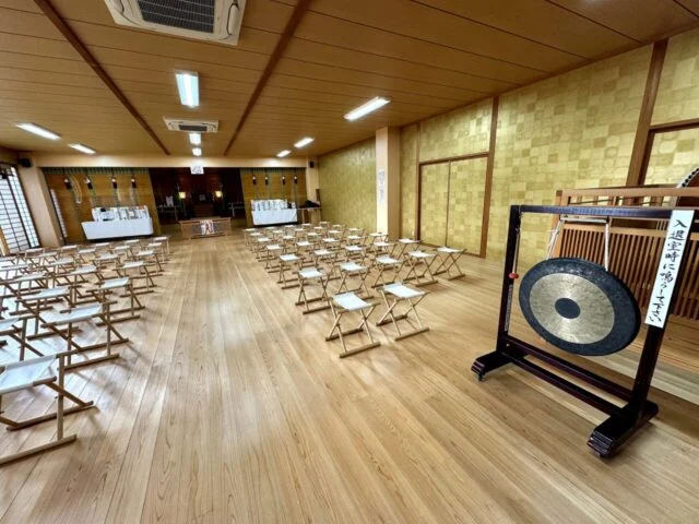 広い室内の休憩・展示スペース