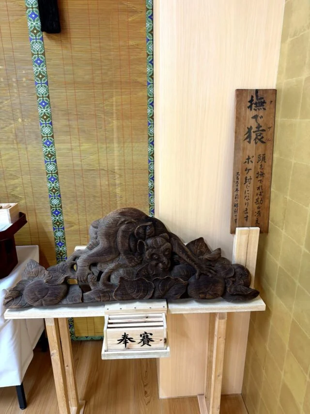 室内に置かれた獅子の彫刻