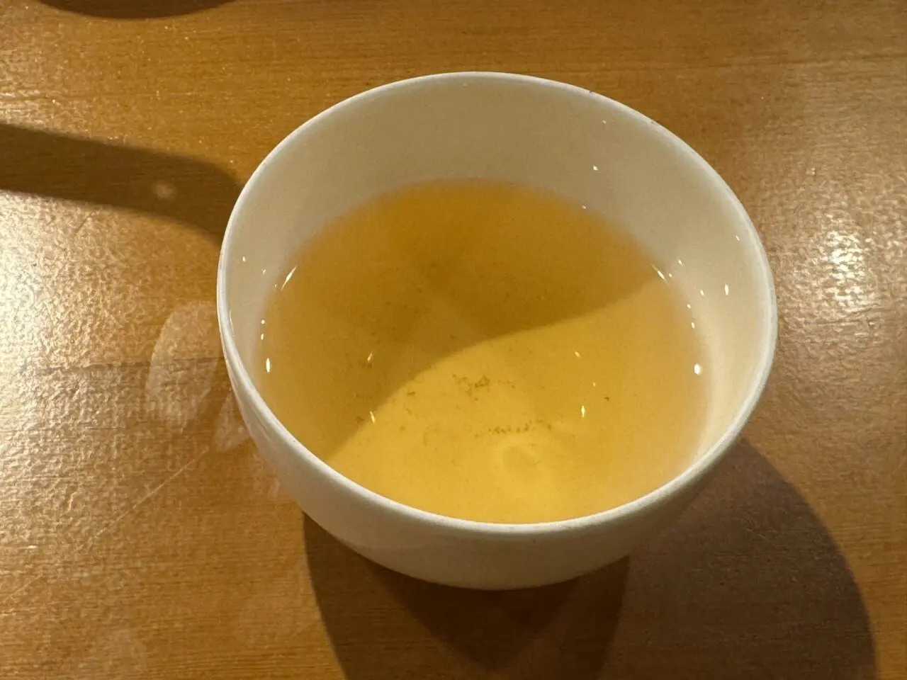 横丁そば小西湖の席で出されたお茶