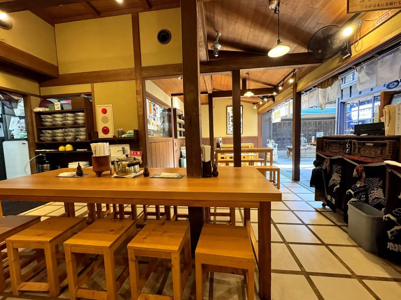 横丁そば小西湖の木の席が並ぶ店内