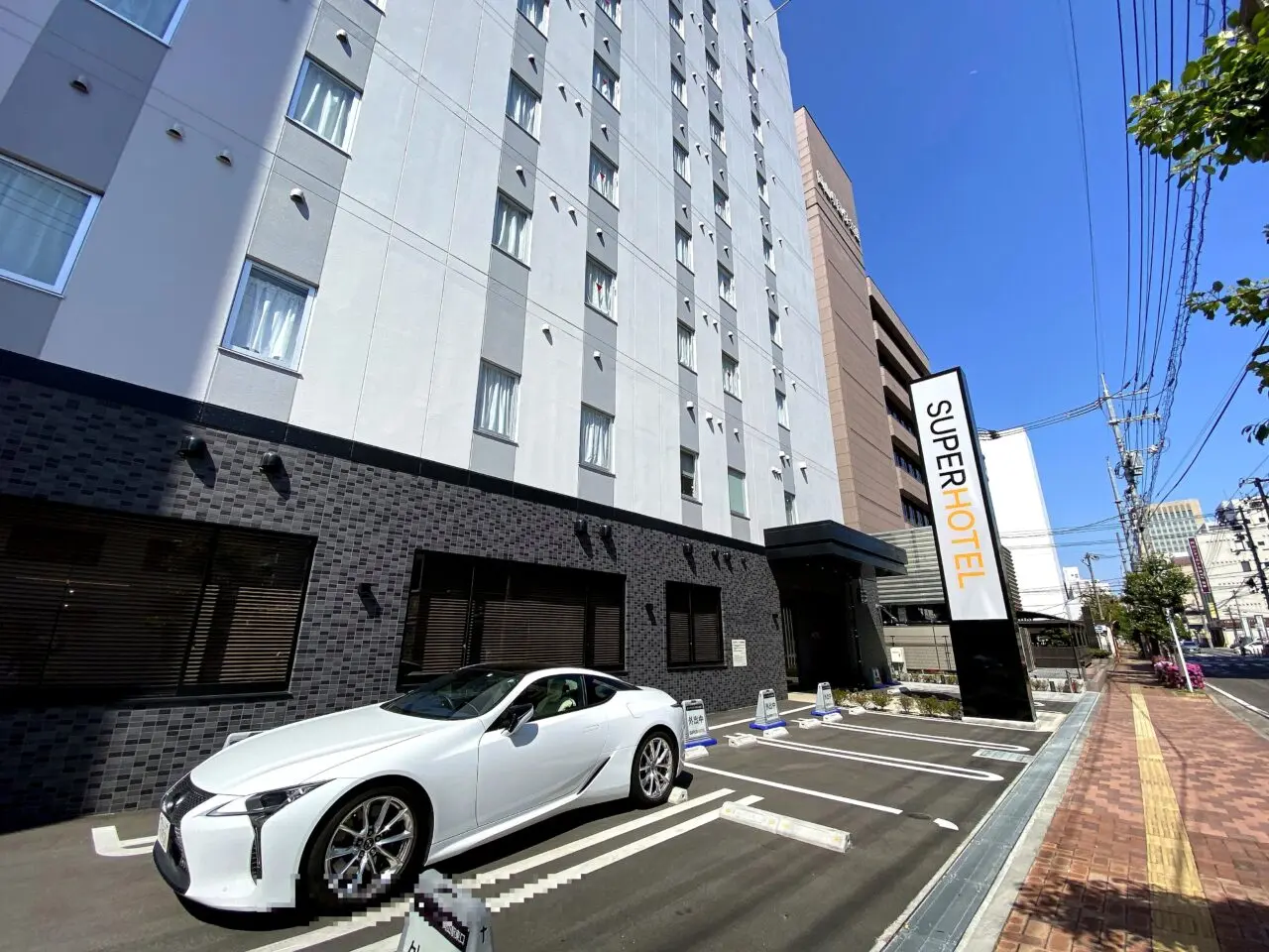スーパーホテル岡山駅東口の駐車場側から見た外観