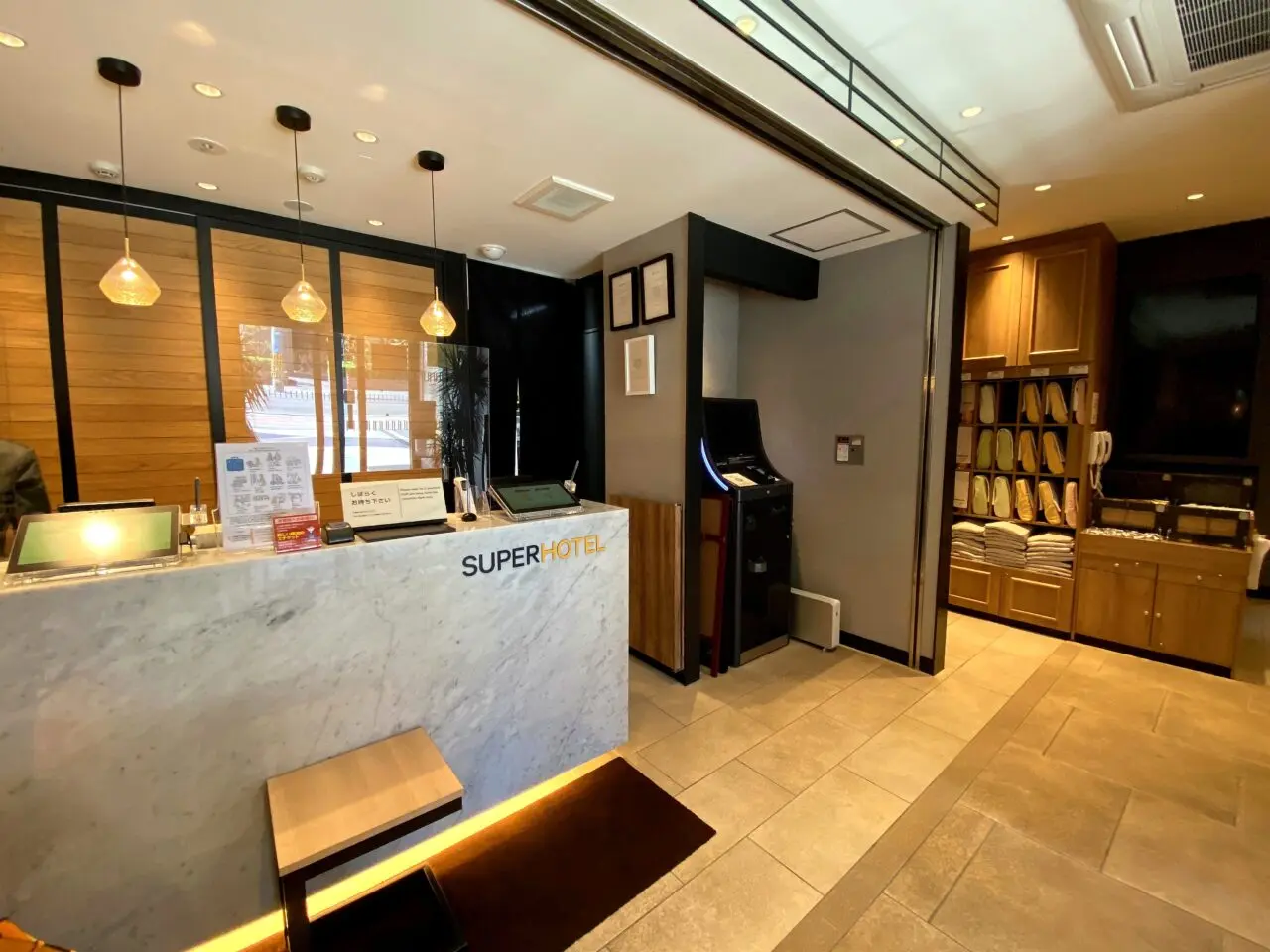スーパーホテル岡山駅東口の建物外観と入口
