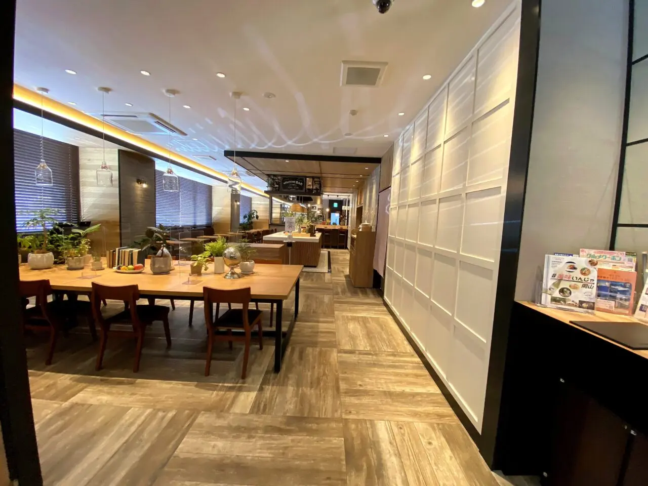 スーパーホテル岡山駅東口のフロントとラウンジ