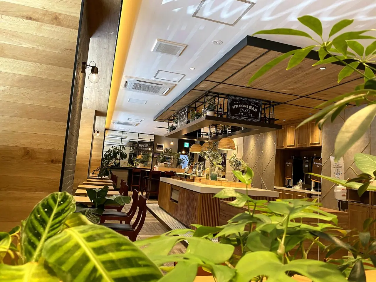 スーパーホテル岡山駅東口の朝食会場とラウンジ