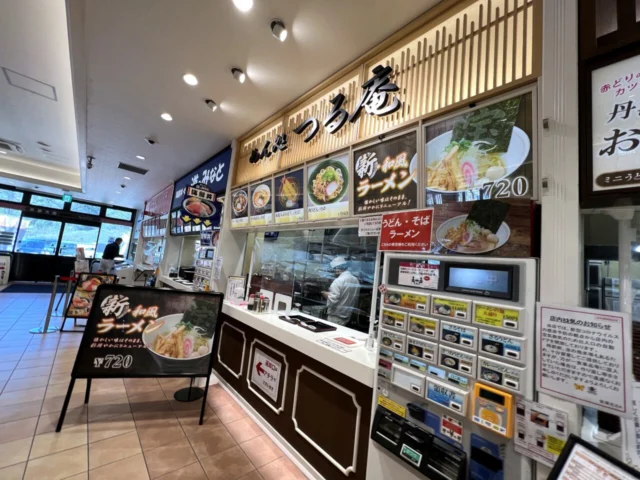 宝塚北SA めん処つる庵とフードコート券売機付近
