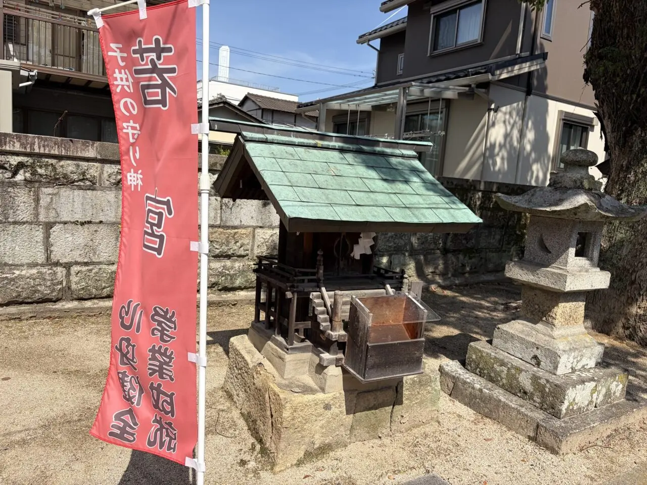 徳守神社の若宮神社ののぼりが立つ境内社