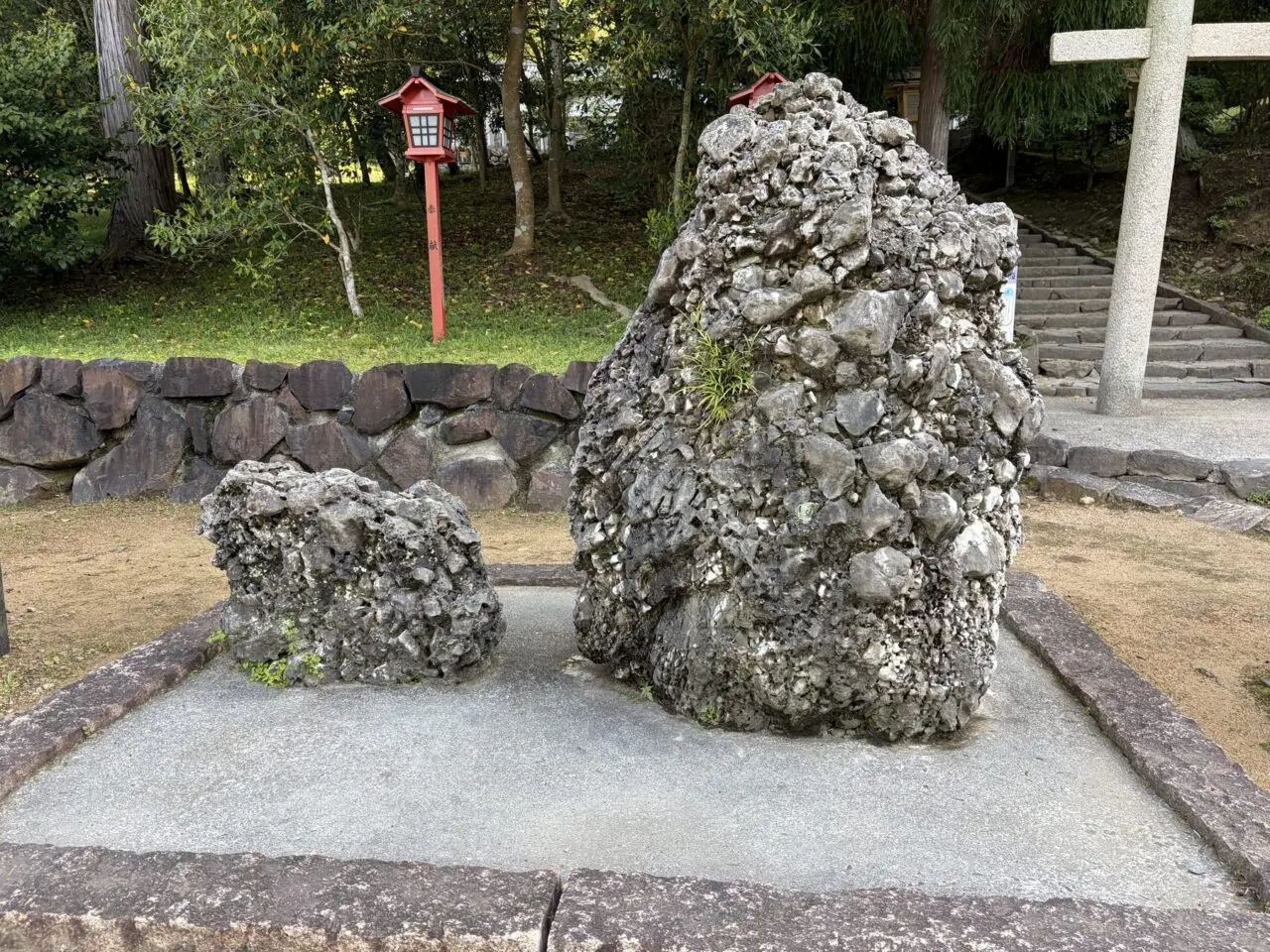 和気神社境内のさざれ石