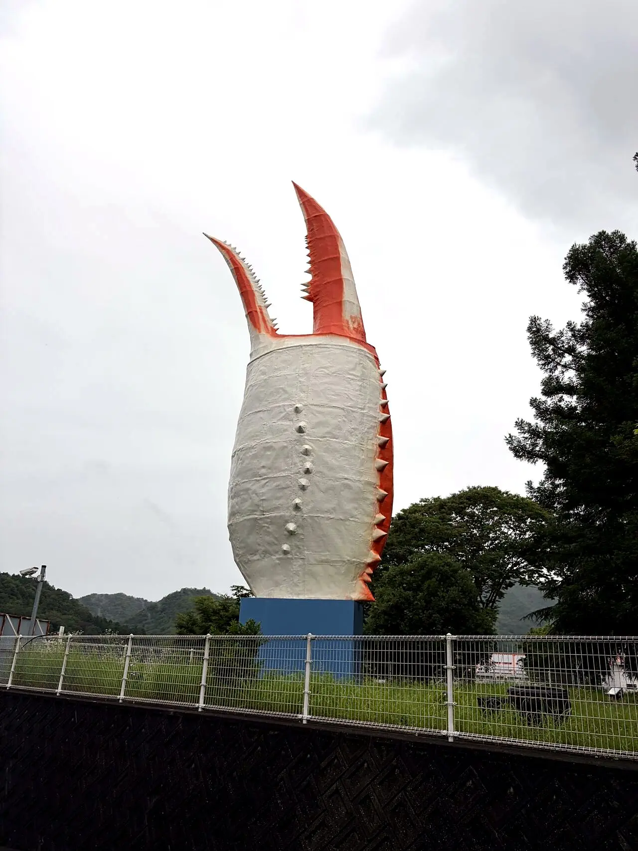 巨大なかにつめ風かまぼこモニュメント