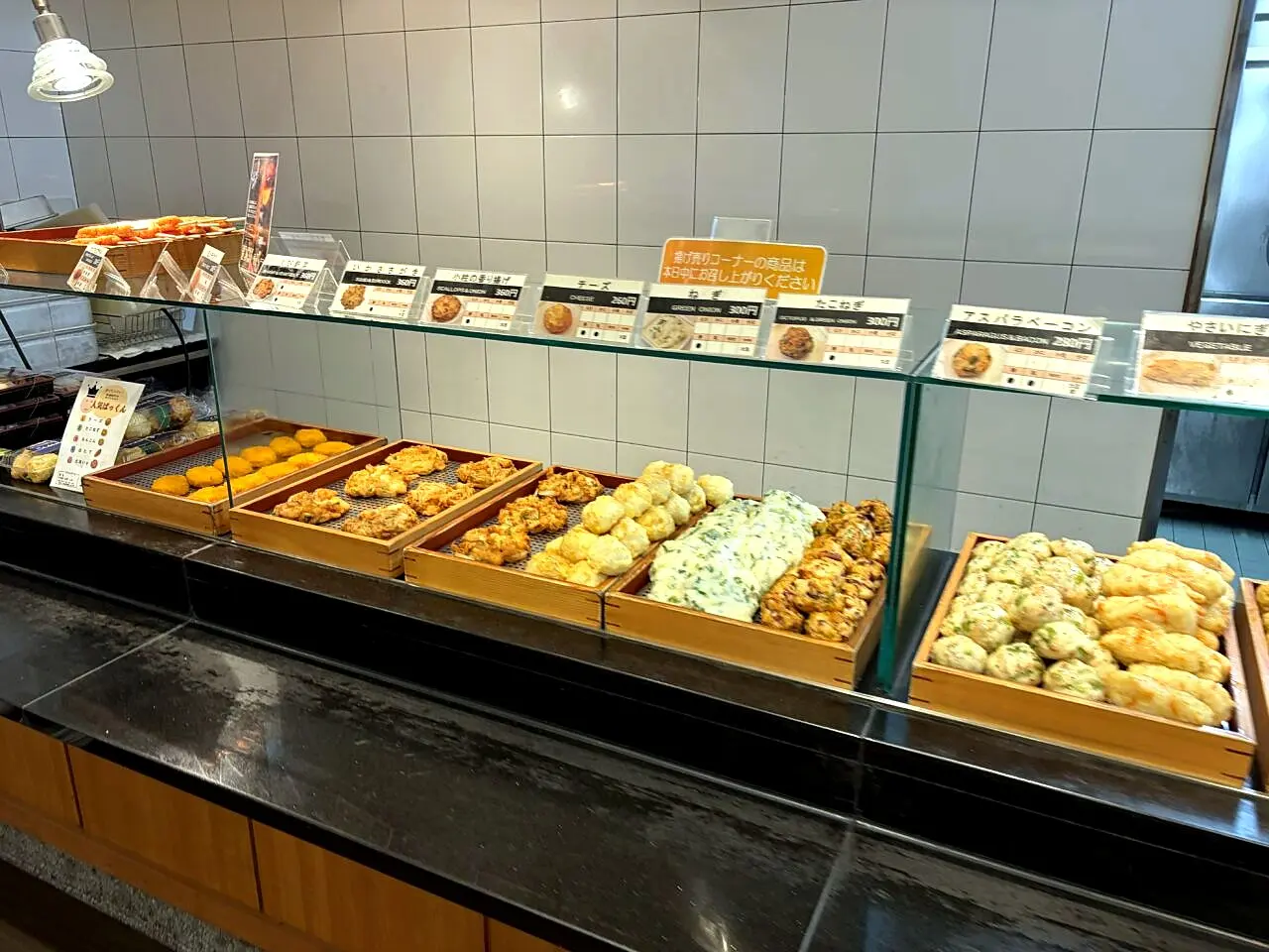 夢鮮館の揚げかまぼこ売場ケース