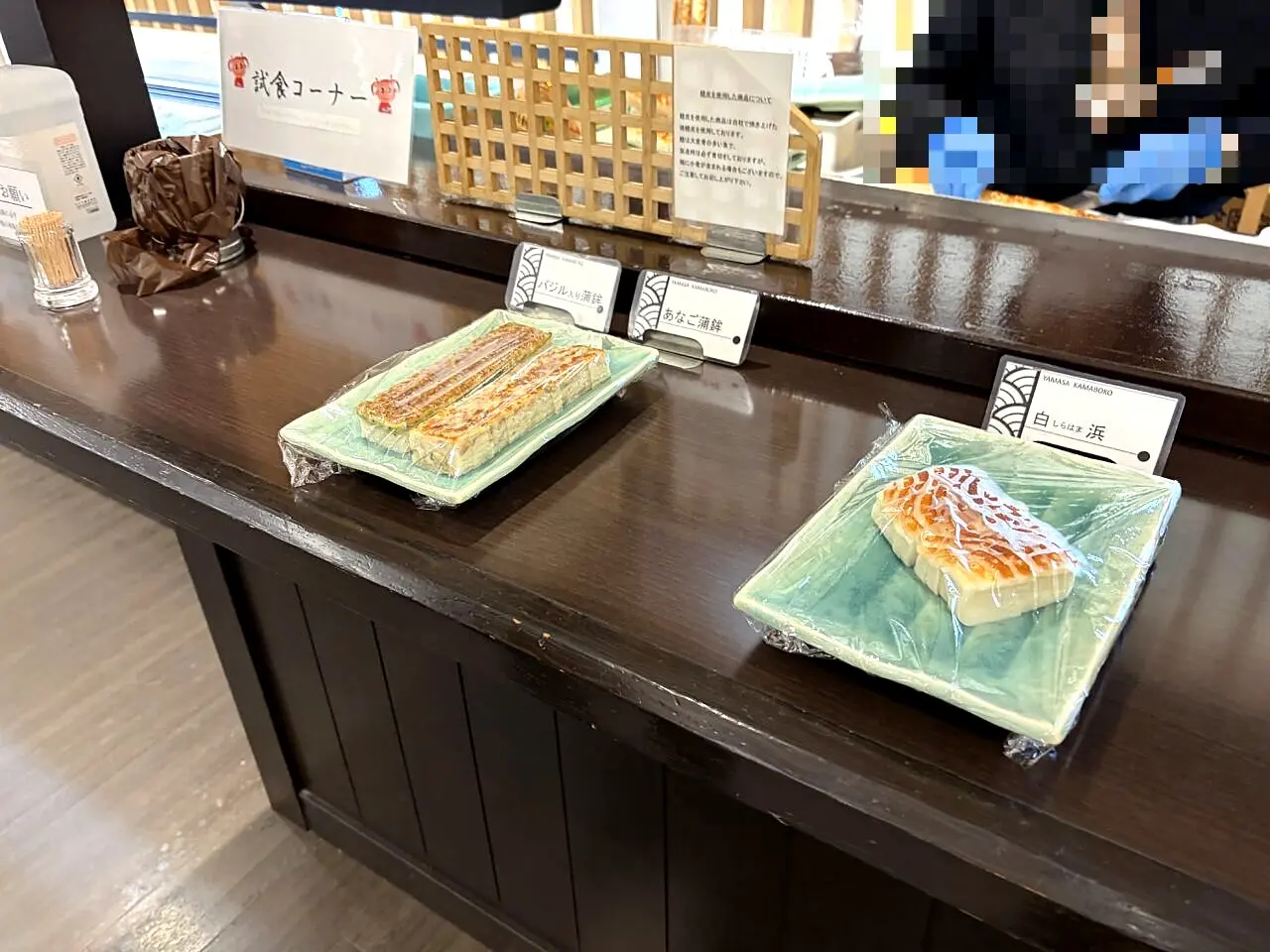 夢鮮館の試食台付近