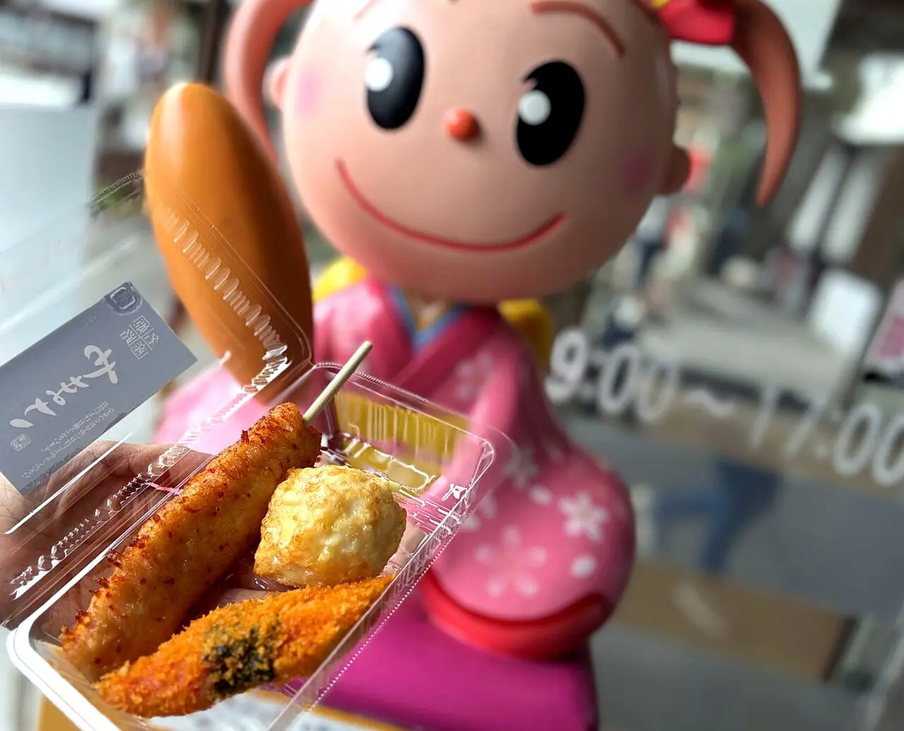 さっちゃん像の前で持つ揚げかまぼこ