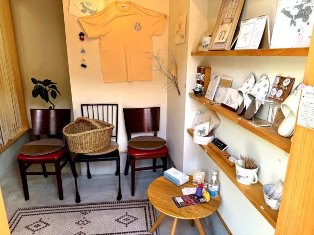 アイスノオミセai,sの店内席と雑貨棚