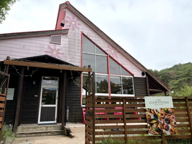 屋外エリアの建物と看板