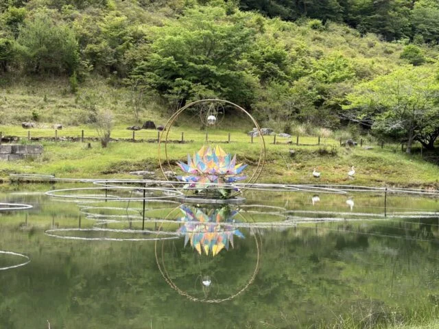 池と光のオブジェ