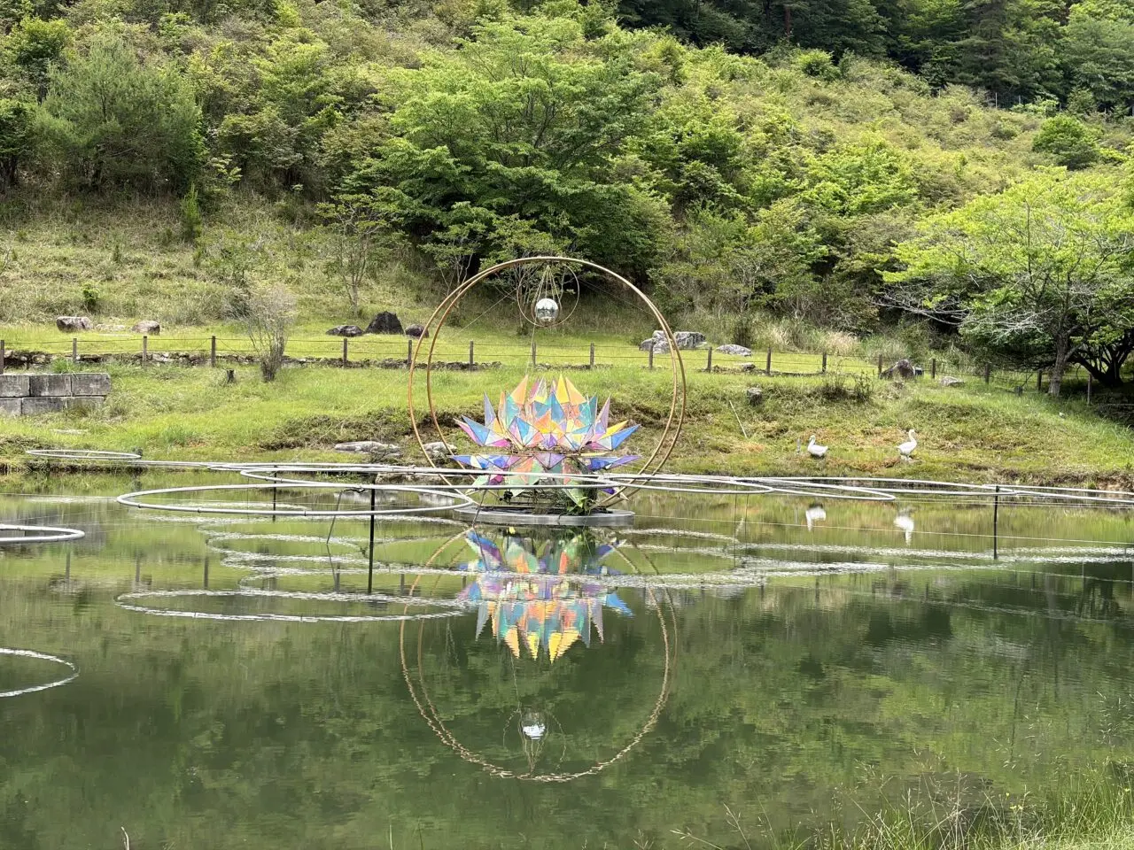 池と光のオブジェ