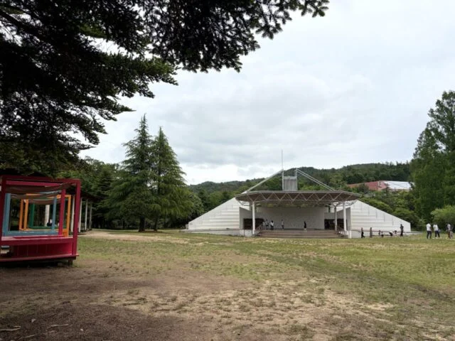 芝生広場とカラフルな遊具