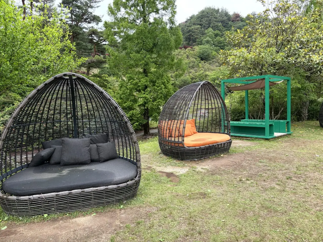 屋外の丸いチェアとベンチ