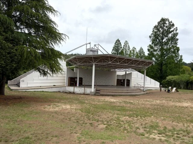 屋外エリアの白い建物