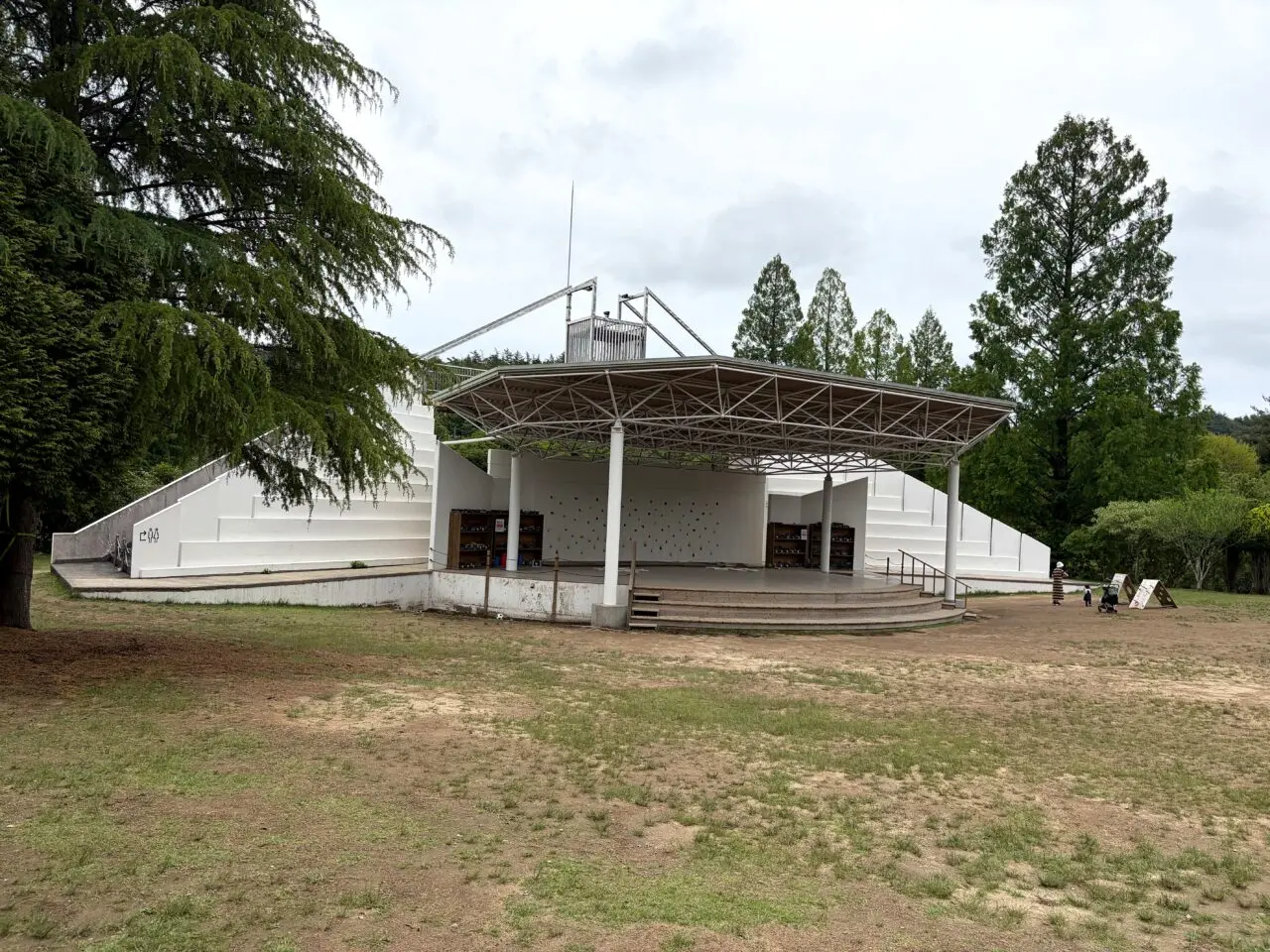 屋外エリアの白い建物