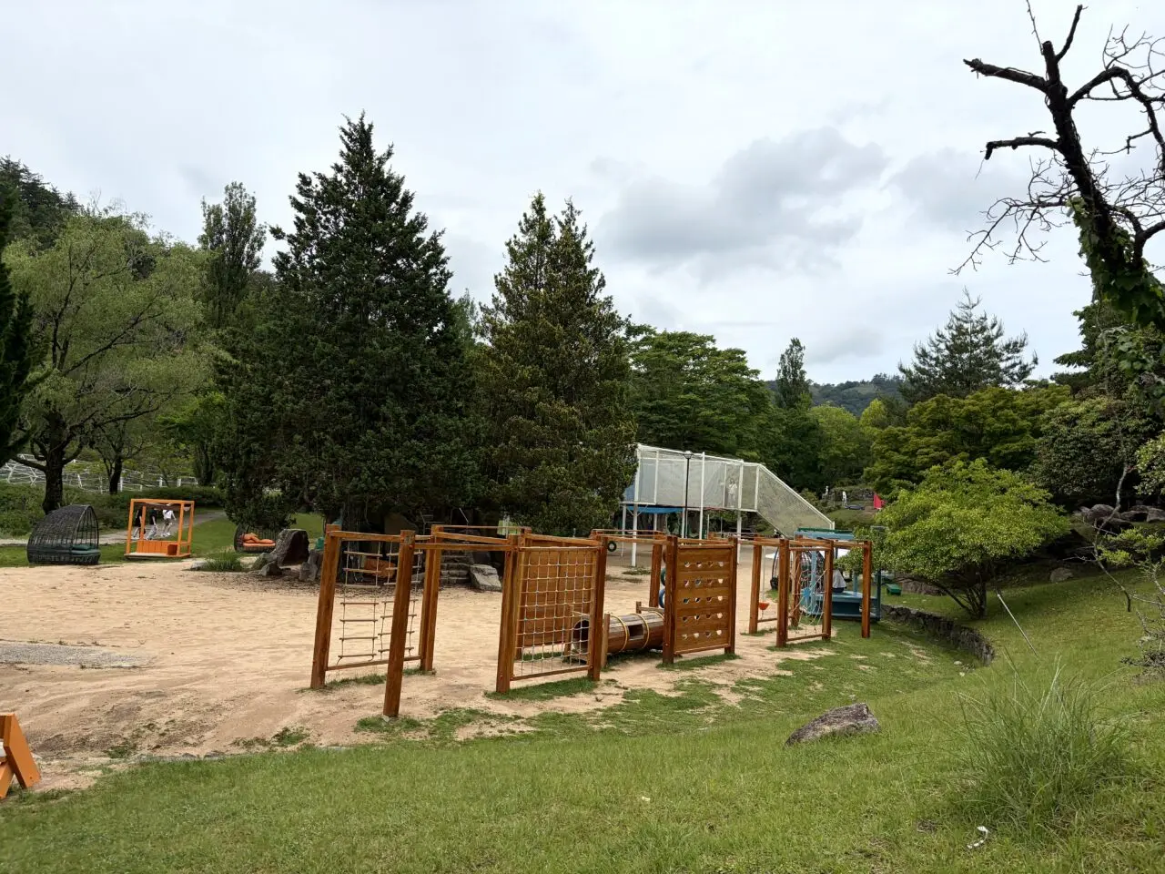屋外遊具と芝生広場