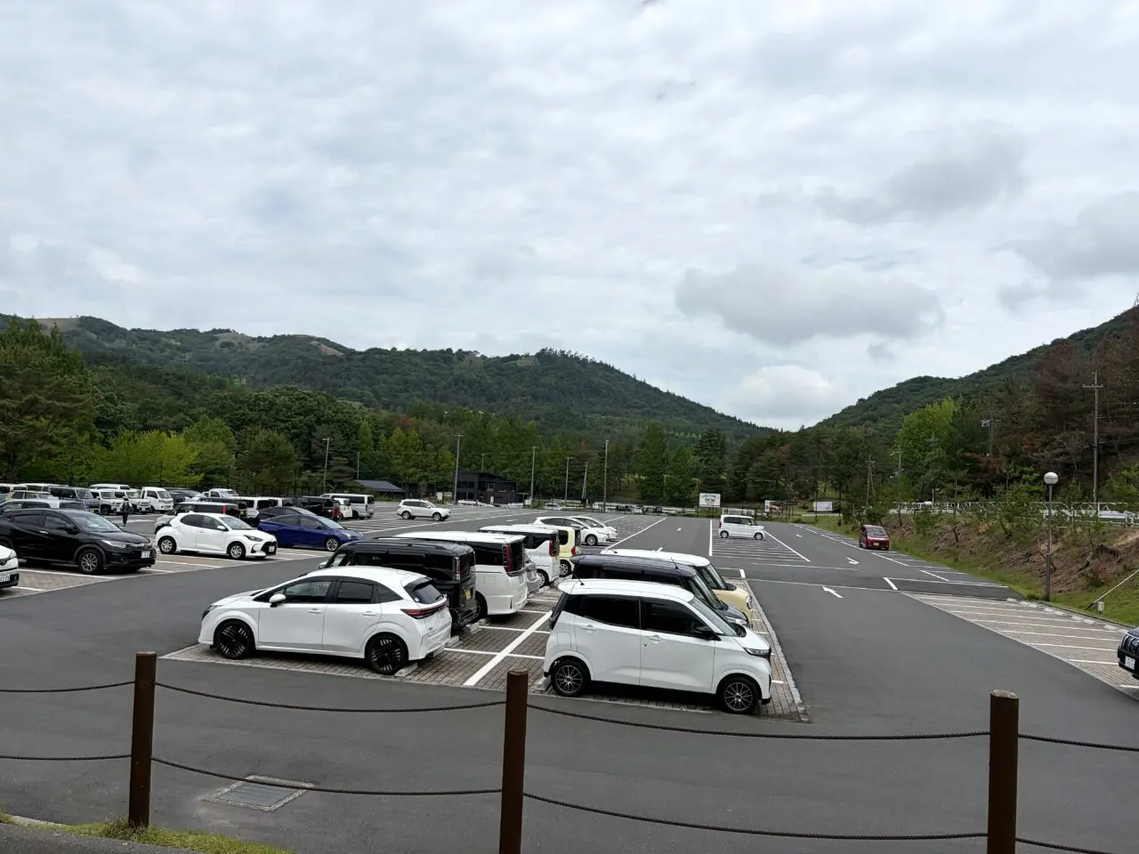 駐車場と山並み