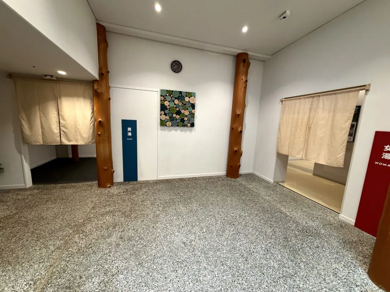 浴場入口付近ののれんと通路