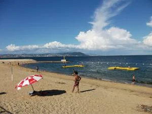 淡路市の公式掲載写真。岩屋海水浴場の様子。