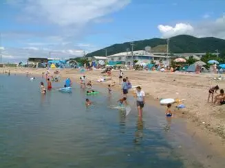 淡路市の公式掲載写真。尾崎海水浴場の砂浜と海。
