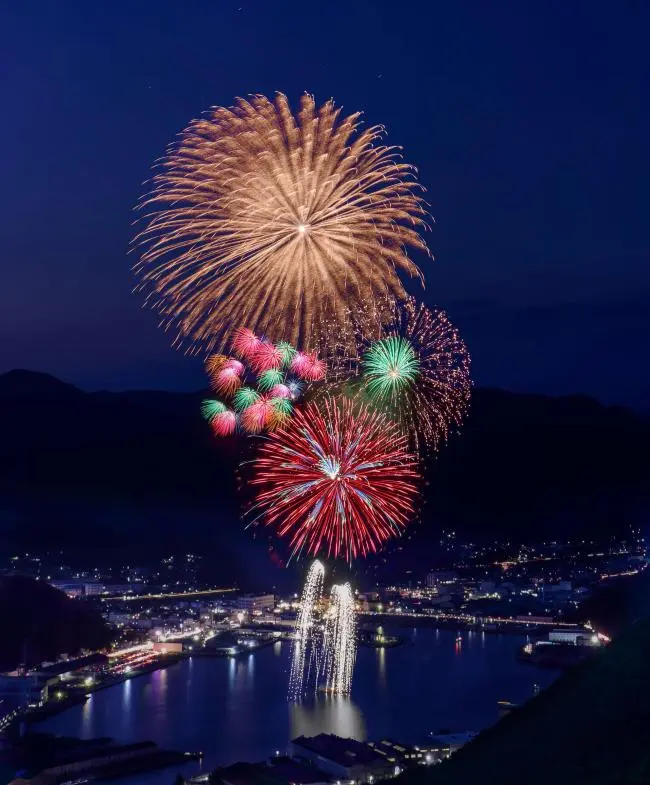 備前花火大会2026の公式掲載写真。港と夜空に上がる花火の様子。