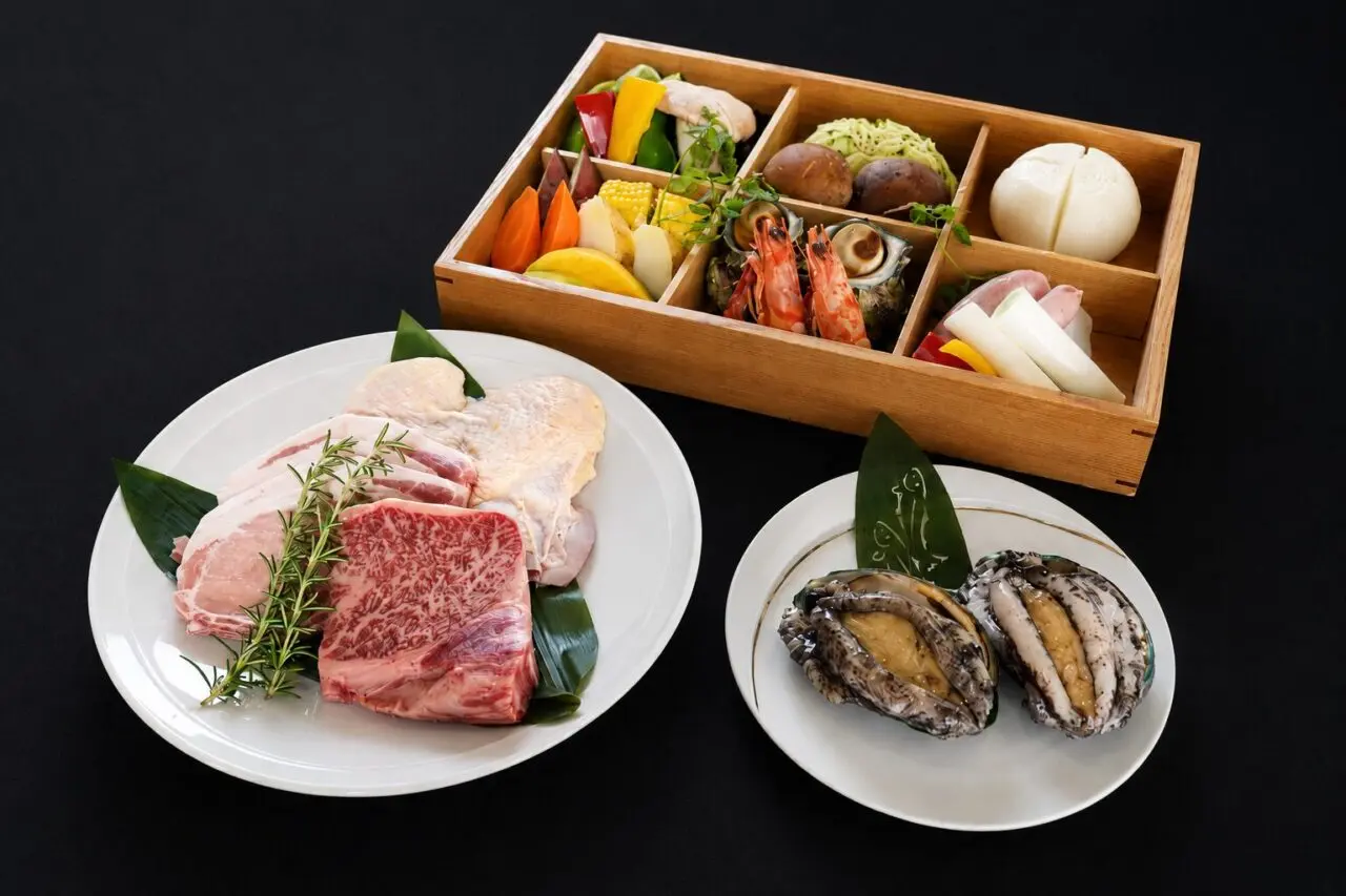 GRAND CHARIOT極上プレミアムBBQの公式掲載画像。宿泊施設と食事空間を示す。