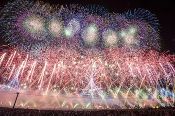 姫路市公式掲載の姫路みなと祭海上花火大会写真。