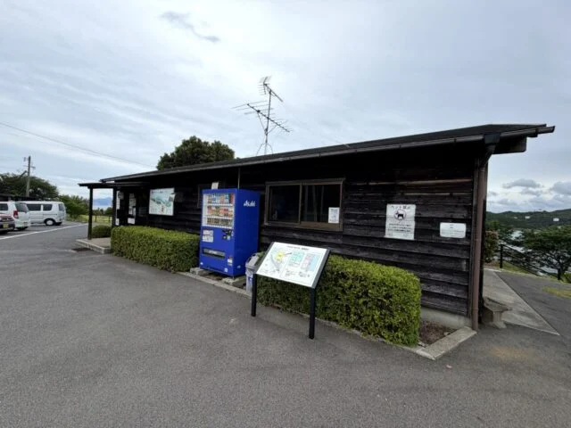 ひなせうみラボの1階側外観と案内板