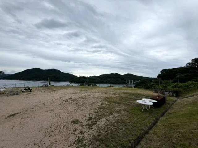 ひなせうみラボ周辺の海辺と屋外スペース