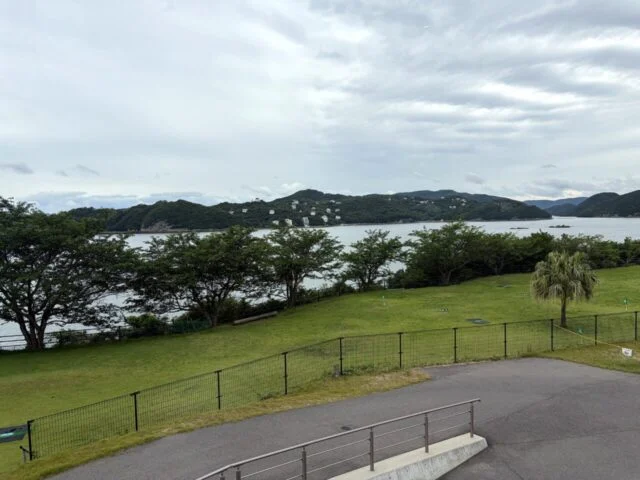 ひなせうみラボから見える海と緑地