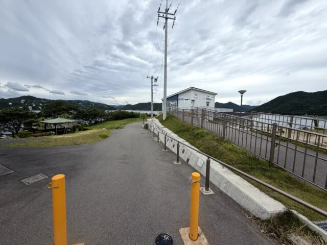 ひなせうみラボ周辺の海沿い道路と歩道