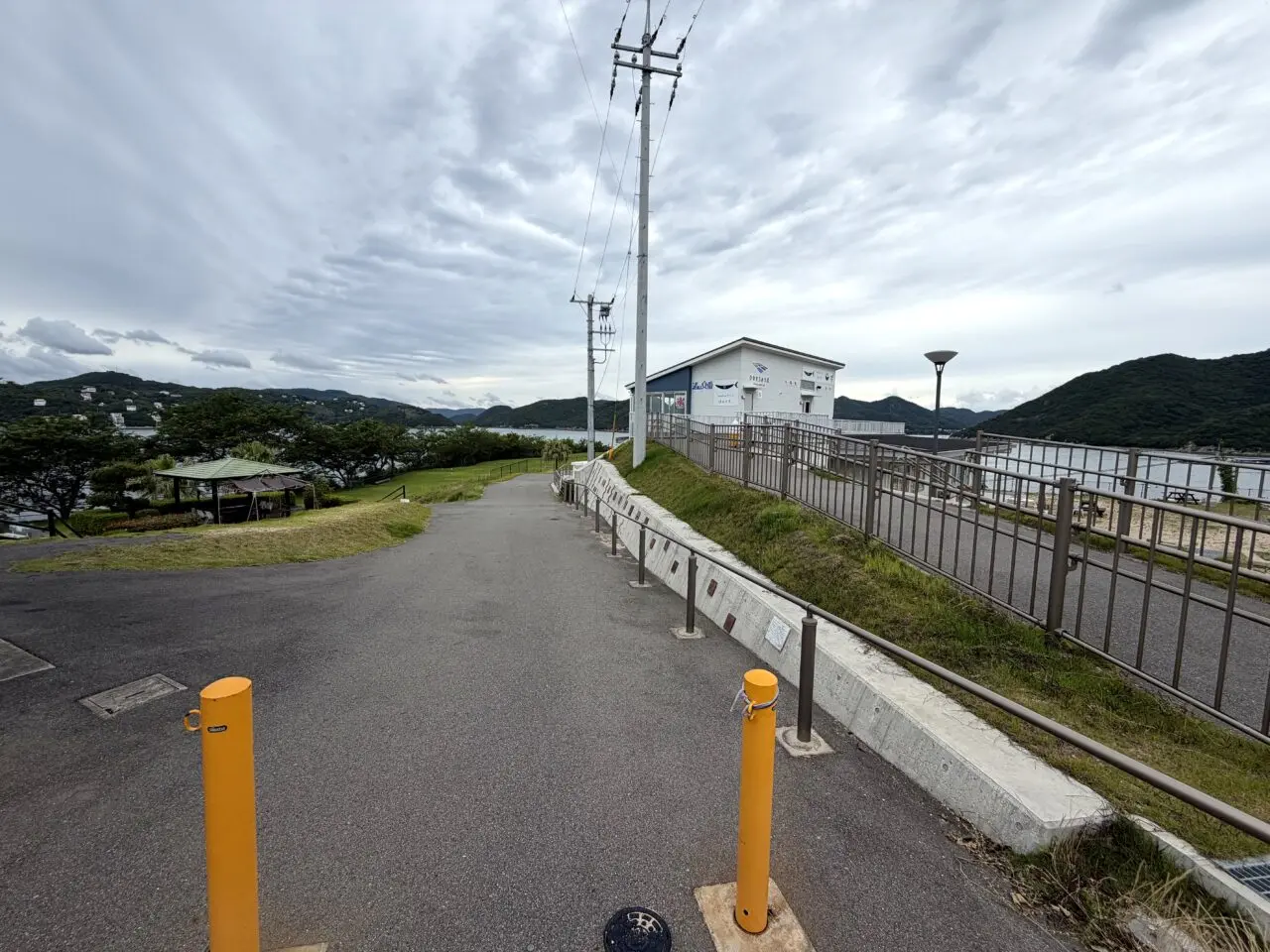 ひなせうみラボ周辺の海沿い道路と歩道