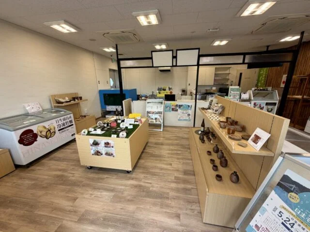 ひなせうみラボ1階の物産コーナーと店内