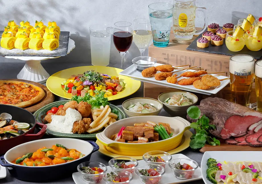 ホテルオークラ神戸のルーフガーデンBBQ公式掲載写真。屋外会場とバーベキュー料理を示す。