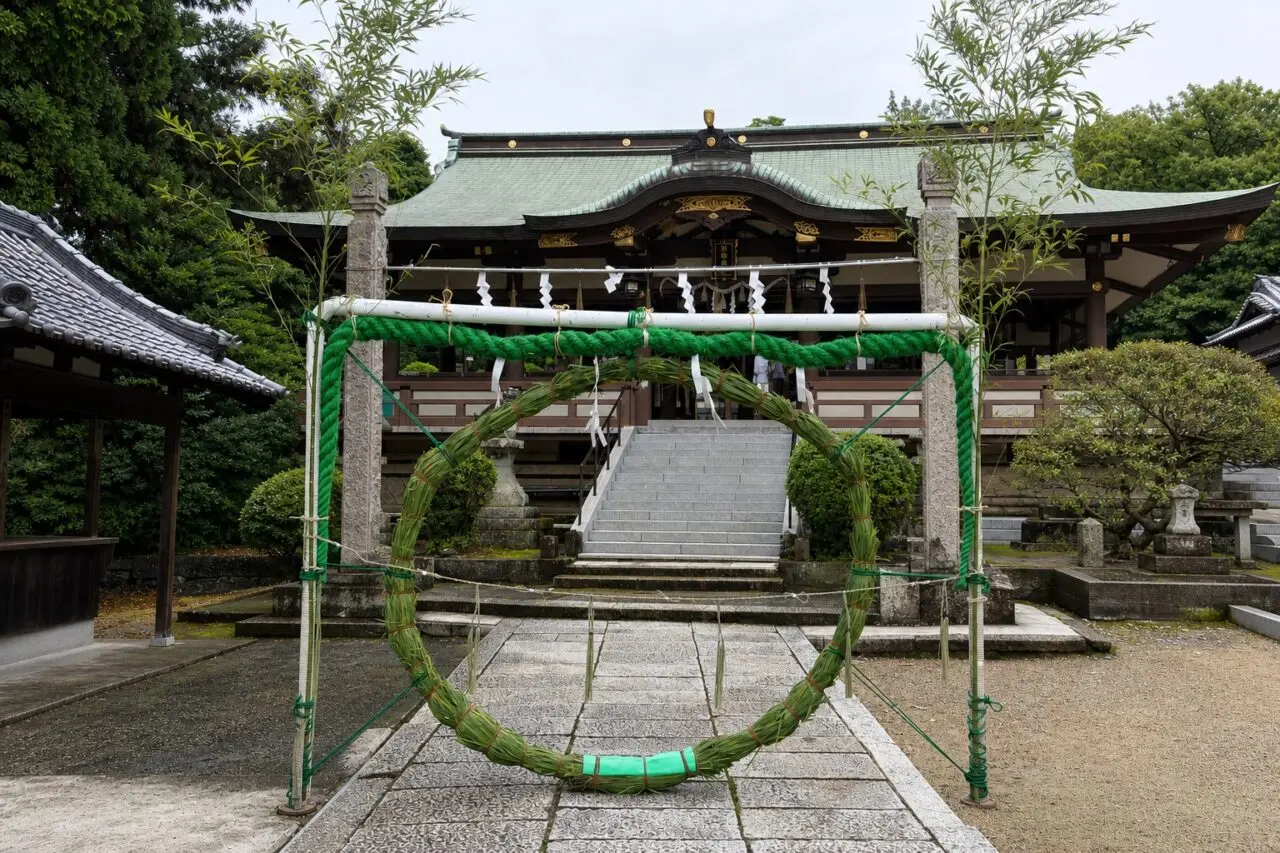 日岡神社の茅の輪越しに見た拝殿