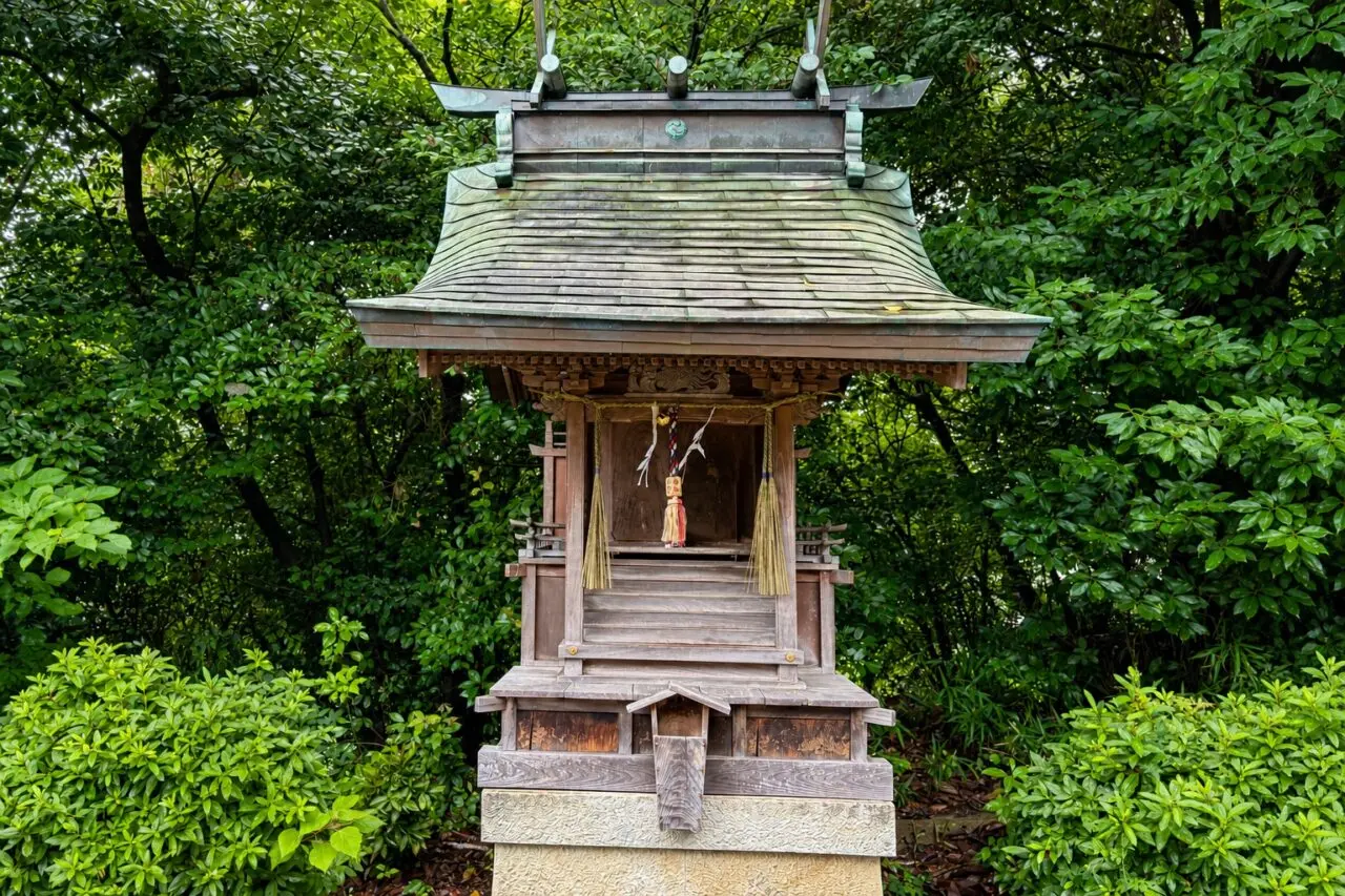 日岡神社境内の稲荷神社の社殿