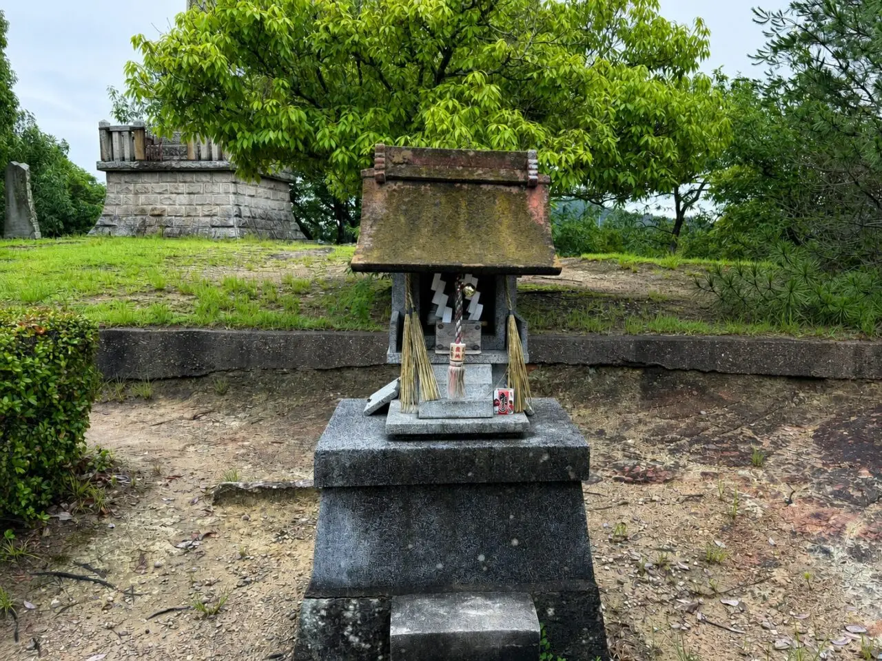 日岡神社境内の熊野神社の石造りの社殿