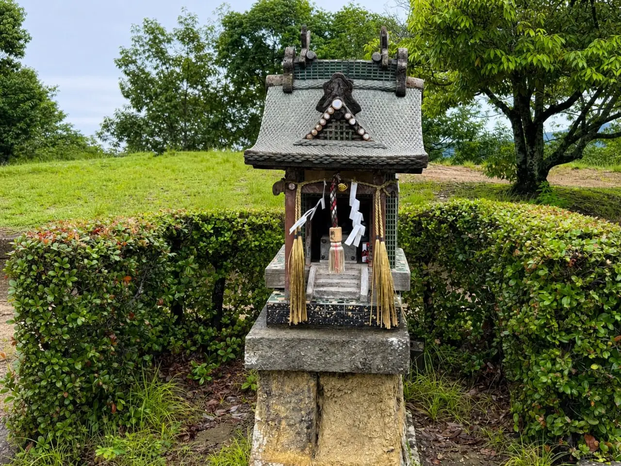 日岡神社境内の住吉神社の瓦屋根の社殿