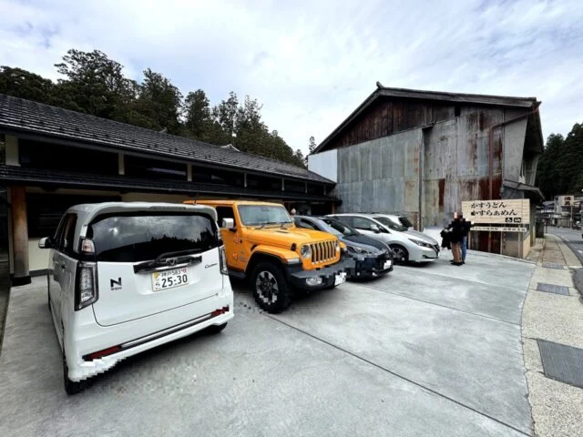 うどんの河内屋 高野山店前の駐車スペース
