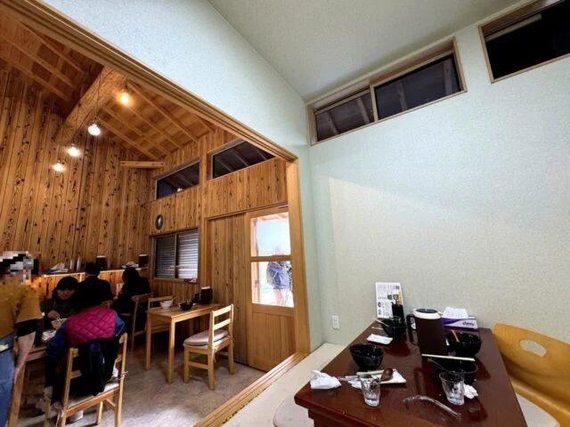 うどんの河内屋 高野山店の木の店内とテーブル席