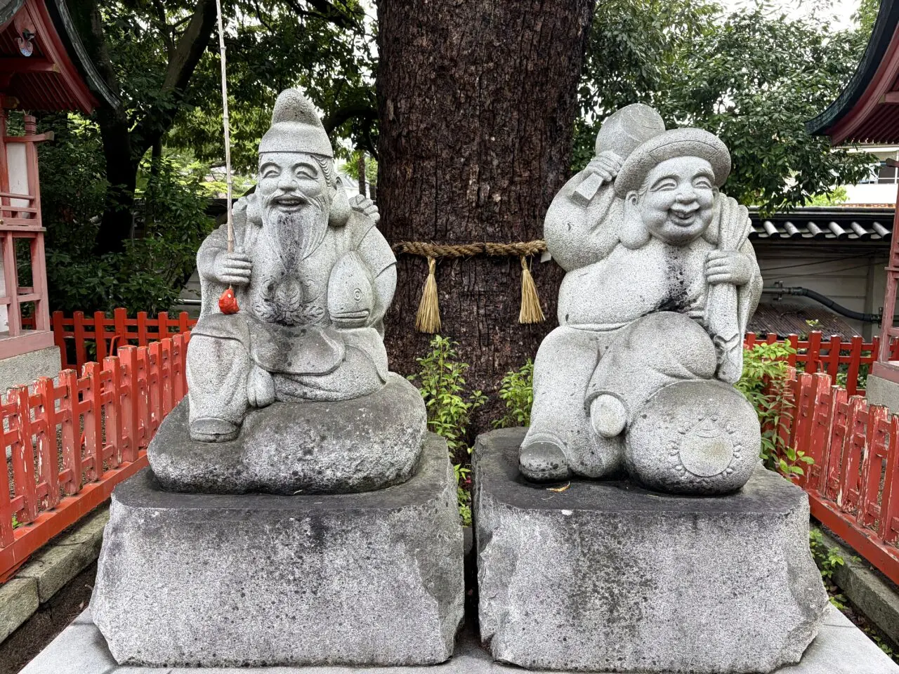 長田神社境内のえびす像と大黒像