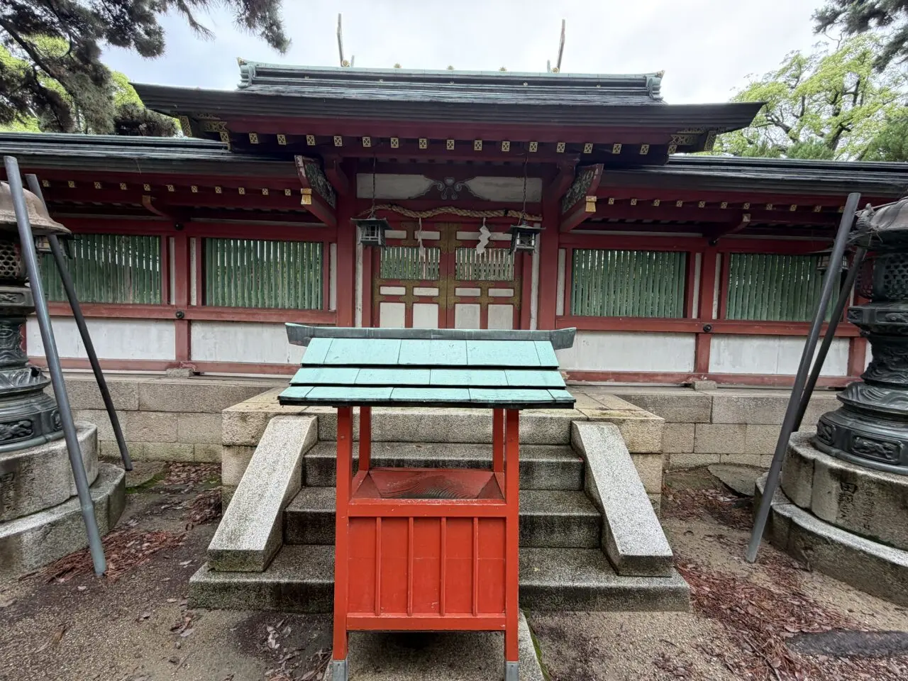 長田神社境内の朱色の社殿
