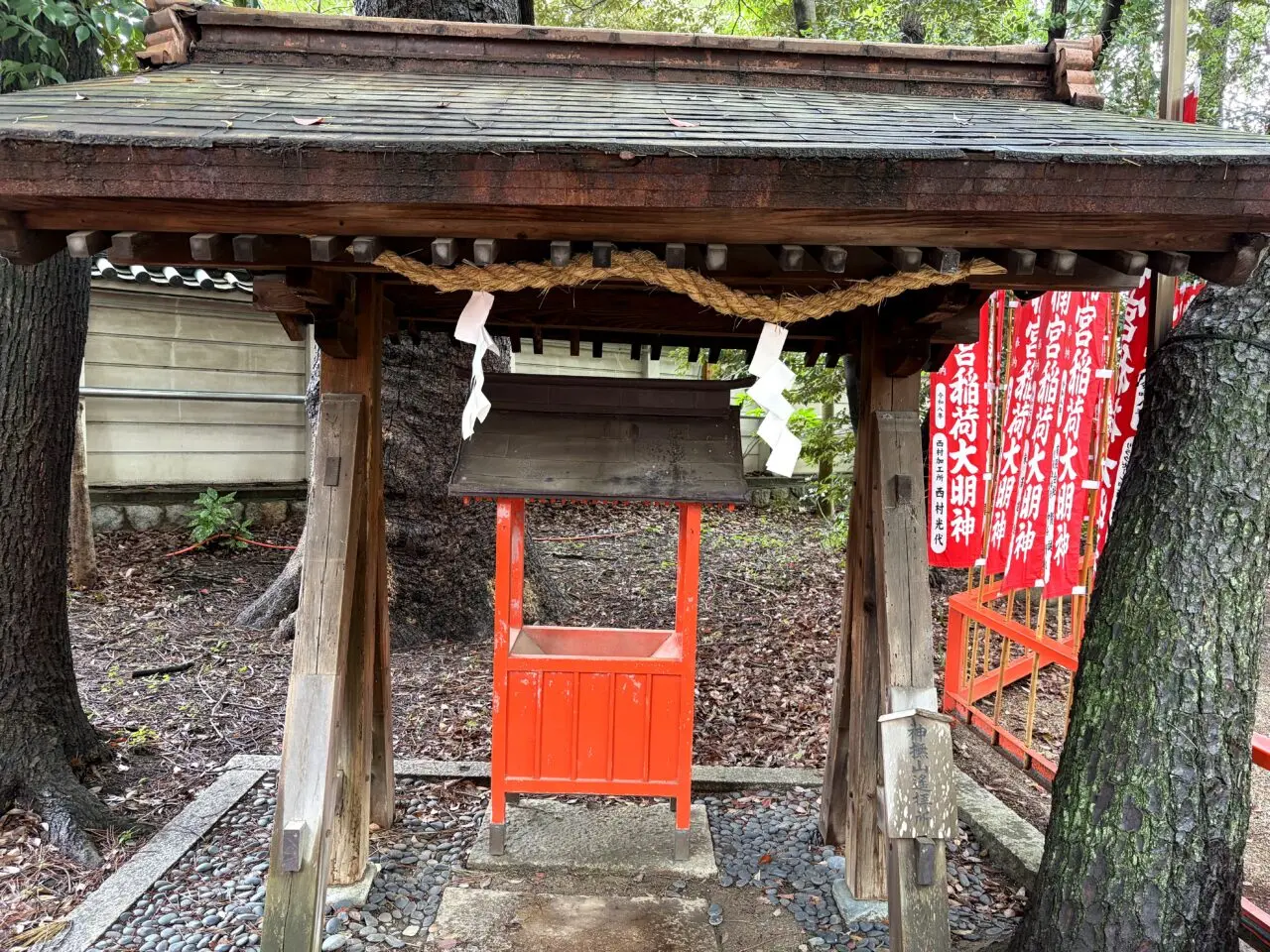 長田神社境内の小さな祠